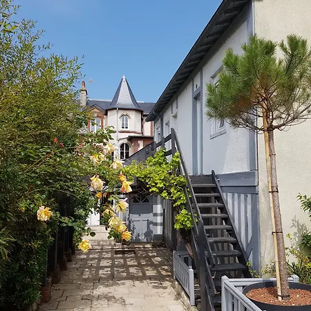 Les 3* 울가트